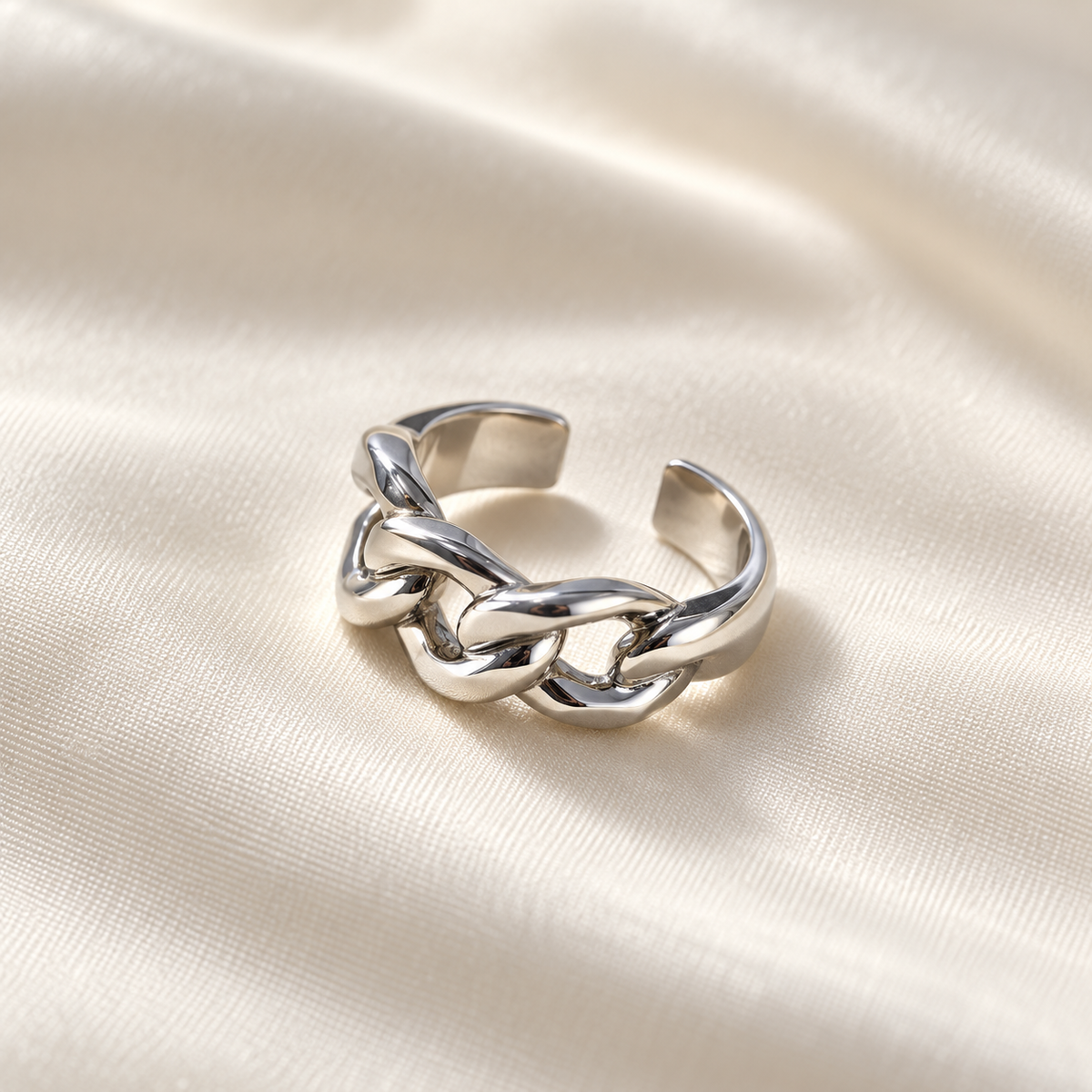 chain rear of the jewellery on ivory silk, digital visualisation